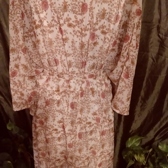 SOLD 🚨 Must Bundle Sale 5.00! BOHEMIAN Floral Style Dress - Picture 6 of 9